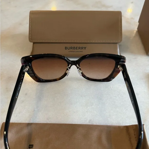 Burberry Meryl Sunglasses NWT - Picture 8 of 9